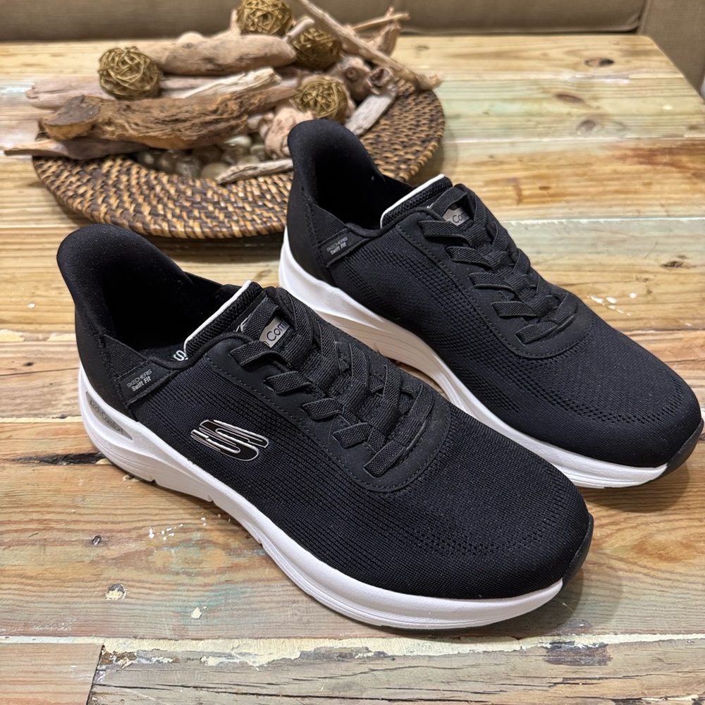 Skechers Men's Black Athletic Shoes New size 8.5 men
